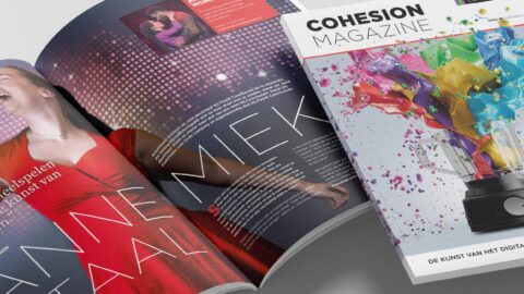 Het opengeslagen magazine met mooie, gekleurde beelden