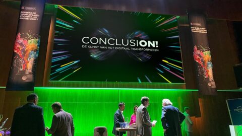Foto van het event met het logo op het scherm