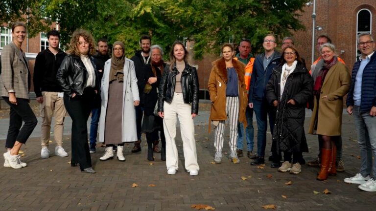 De medewerkers van de gemeente naast elkaar in de stad