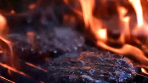 Streamer van houtskool in vuur voor een vleesgerecht van Argentijns Restaurant Rancho