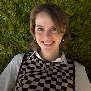 Portret van een glimlachende jonge vrouw voor een groene achtergrond