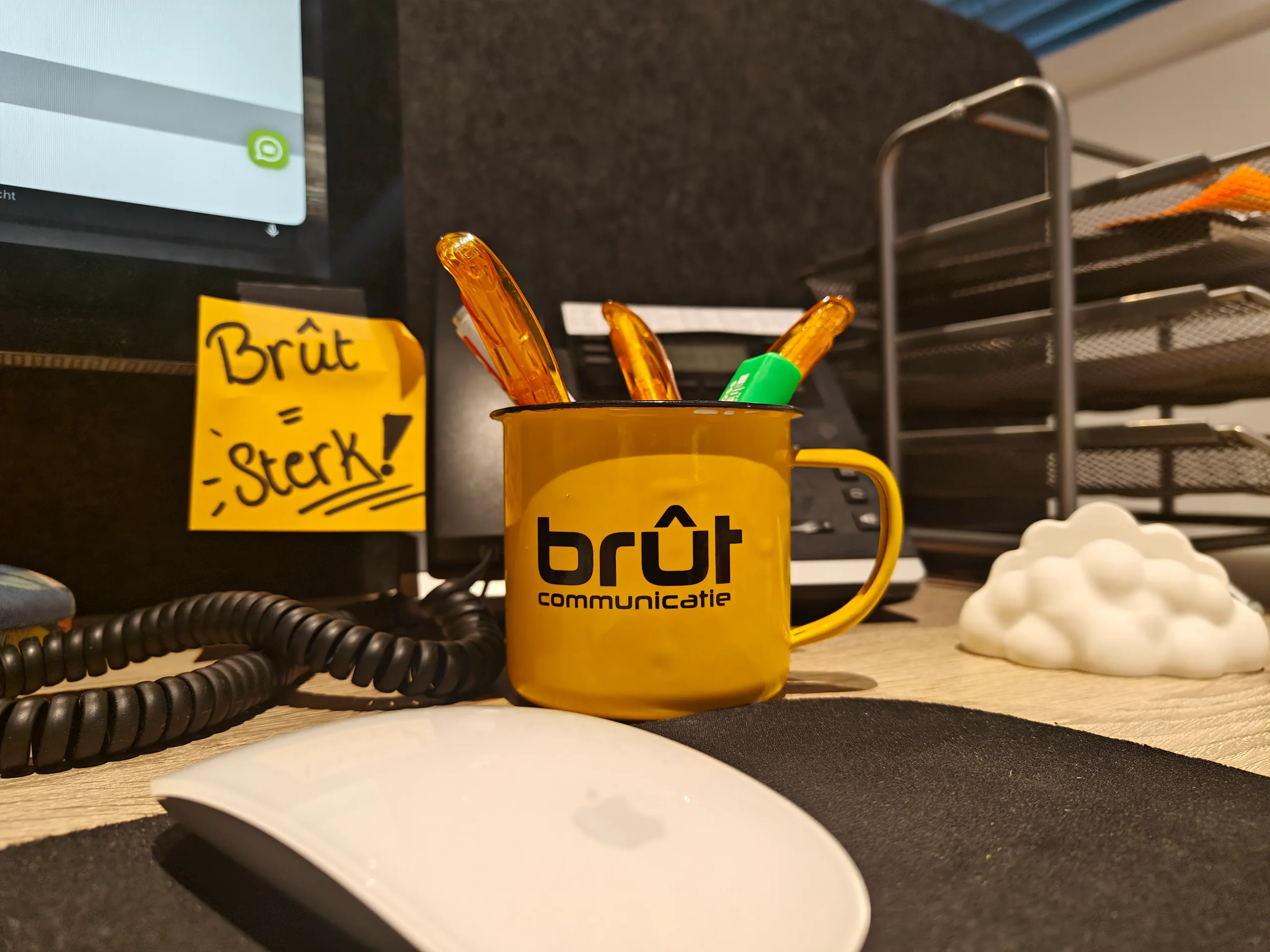 Bureaumok van Brût met pennen en een briefje met de tekst ‘Brût = Sterk!’